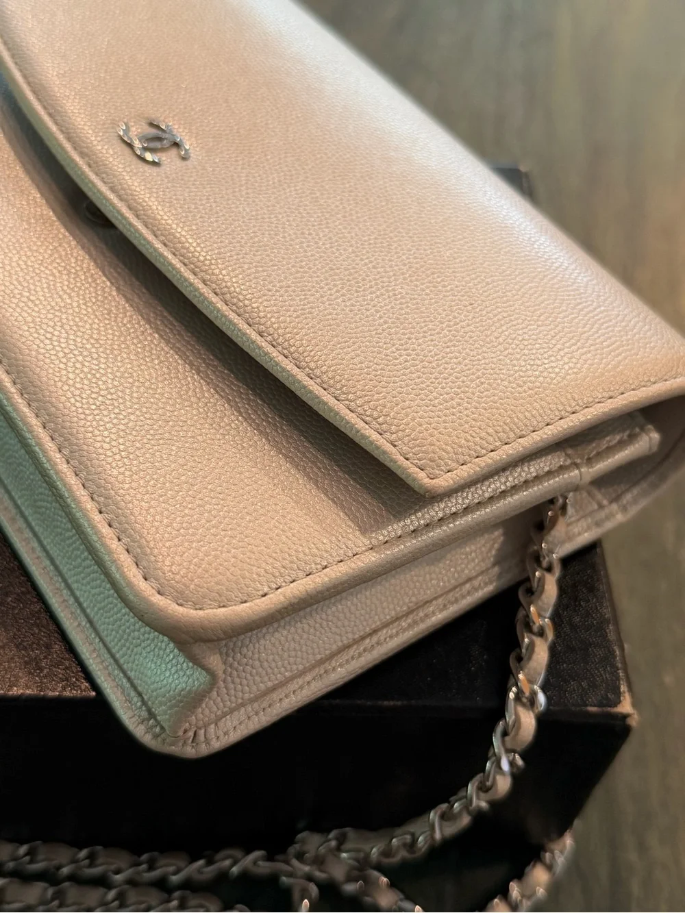 CHANEL Silver Caviar Leather Crossbody Wallet with Silver Chain